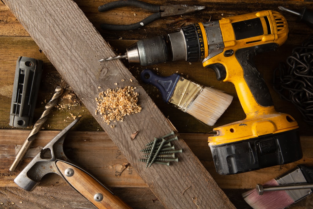 How a handyman gets found by local customers on Djobzy's live map
